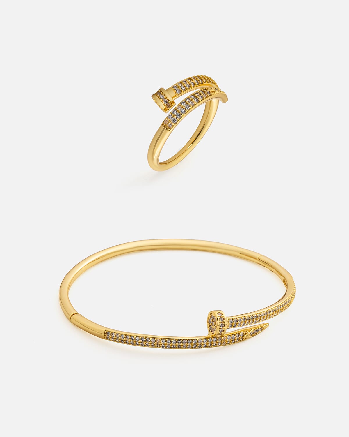 ‎ طقم نسائي كلاسيك بلون ذهبي